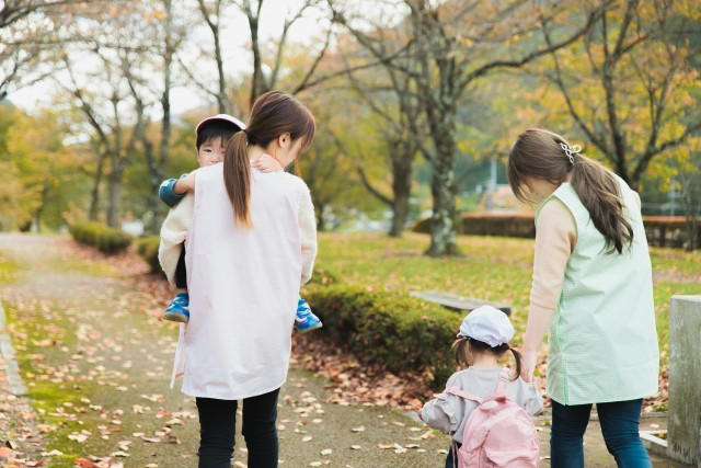 公園のベンチにいた男性　園児が自然に近づき…, 届いたのは「不審者扱いされた」との電話, 「判断は適切」多くの共感の声, 保育士が公園で意識していること,  “安全側に倒す”という選択