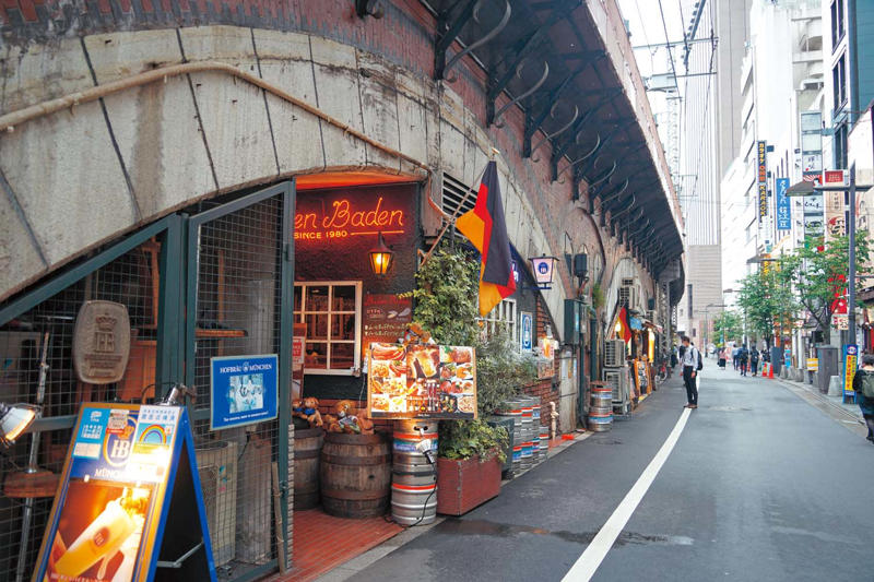 昼からほろ酔い！ガード下の炭焼き天国『もつ焼き 登運とん』, 『もつ焼き 登運とん』店舗詳細, 明朗会計だよみんな寄っといで！『まつ惣』, 『まつ惣』店舗詳細, 本場ドイツ直送の樽生ビールで“プハーッ！”『バーデンバーデン』, 『バーデンバーデン』店舗詳細