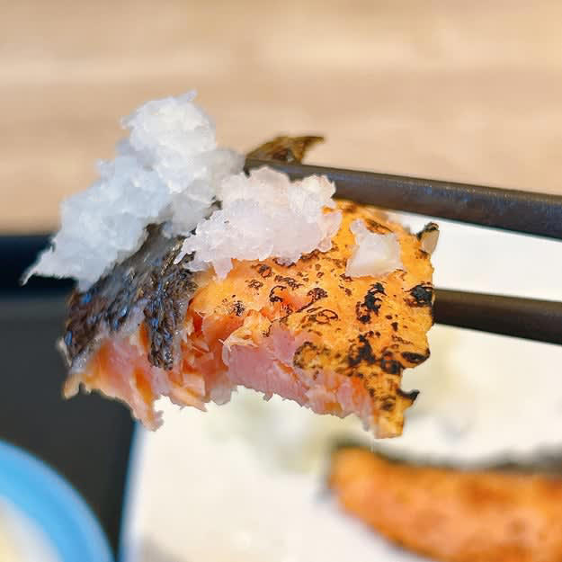 松屋と吉野家では、ご飯の大盛りが無料でできる朝定食を販売中です。, 1.松屋「“炙り”焼鮭朝定食」, 鮭の旨みに香ばしさが加わり、たまらなくおいしい。, 牛皿は安定のおいしさ。牛丼風にするのもおすすめです。, 2.松屋「豚汁朝定食」, 濃いめの味付けでご飯が進みます！, ミニ牛皿で牛丼にしていただきました。, 3.吉野家「納豆牛小鉢定食」, 牛小鉢は、濃いめの味付けでご飯が進みます。, 納豆は臭みが少なく食べやすい。