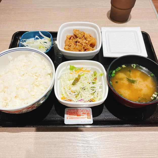 松屋と吉野家では、ご飯の大盛りが無料でできる朝定食を販売中です。, 1.松屋「“炙り”焼鮭朝定食」, 鮭の旨みに香ばしさが加わり、たまらなくおいしい。, 牛皿は安定のおいしさ。牛丼風にするのもおすすめです。, 2.松屋「豚汁朝定食」, 濃いめの味付けでご飯が進みます！, ミニ牛皿で牛丼にしていただきました。, 3.吉野家「納豆牛小鉢定食」, 牛小鉢は、濃いめの味付けでご飯が進みます。, 納豆は臭みが少なく食べやすい。