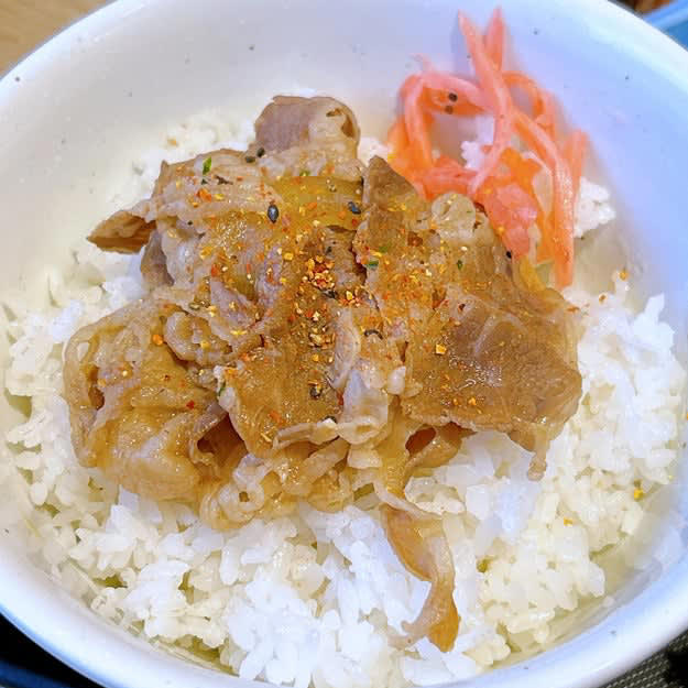 松屋と吉野家では、ご飯の大盛りが無料でできる朝定食を販売中です。, 1.松屋「“炙り”焼鮭朝定食」, 鮭の旨みに香ばしさが加わり、たまらなくおいしい。, 牛皿は安定のおいしさ。牛丼風にするのもおすすめです。, 2.松屋「豚汁朝定食」, 濃いめの味付けでご飯が進みます！, ミニ牛皿で牛丼にしていただきました。, 3.吉野家「納豆牛小鉢定食」, 牛小鉢は、濃いめの味付けでご飯が進みます。, 納豆は臭みが少なく食べやすい。