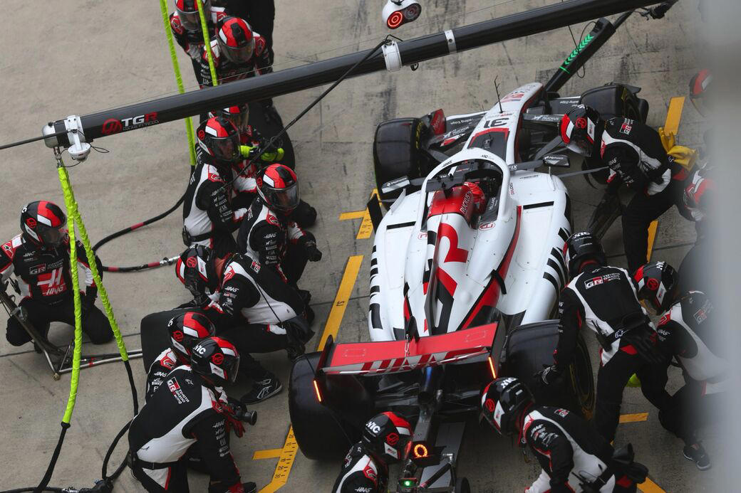 新しいレギュレーションで、序列がリセットされたF1, 第2戦中国が終わってから、レギュレーションが調整される, 今後、レギュレーションの調整が行われる可能性も, ハースが戦う中団勢は、最終的に0.3秒の戦いに, 実は、ダーティエアは昨年よりひどい, どうすれば、小松代表のように世界で戦えるのか, ベテランの苦労人オコンと、若手イケメンのベアマン, 一歩踏み出さないと、目の前にある機会にも気が付かない
