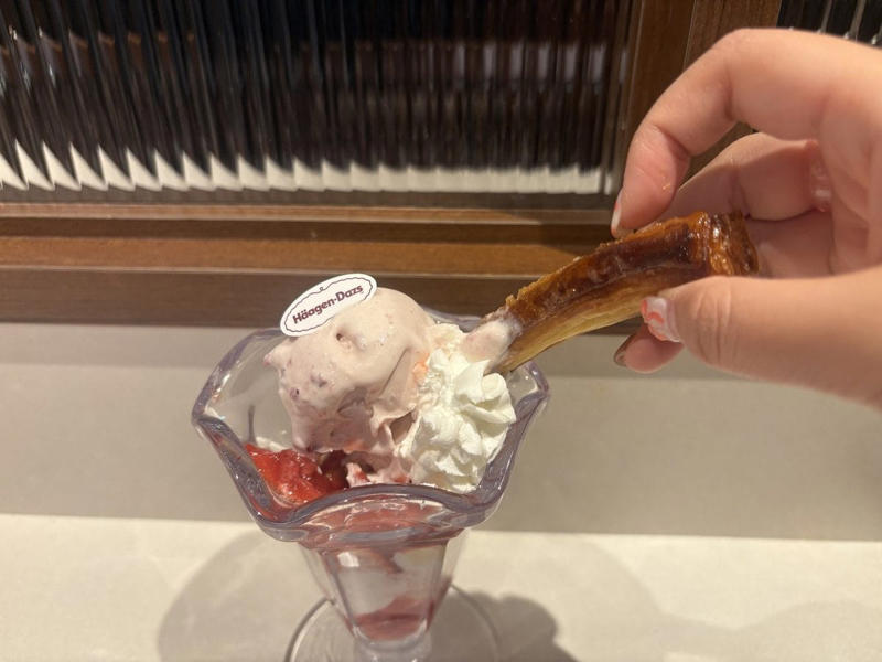 贅沢感たっぷり！ サンマルクカフェの「いちごづくし」な3種を食べ比べ, ①中も外もいちごまみれ！ フェスのような華やかさの「プレミアム ICHIGO チョコクロ」, ②ハーゲンダッツがドドン！ まろやかな甘さが染み渡る「スムージー」, ③最後のひと口まで至福！ サクサク食感のご褒美パフェ, 個人的イチオシは……