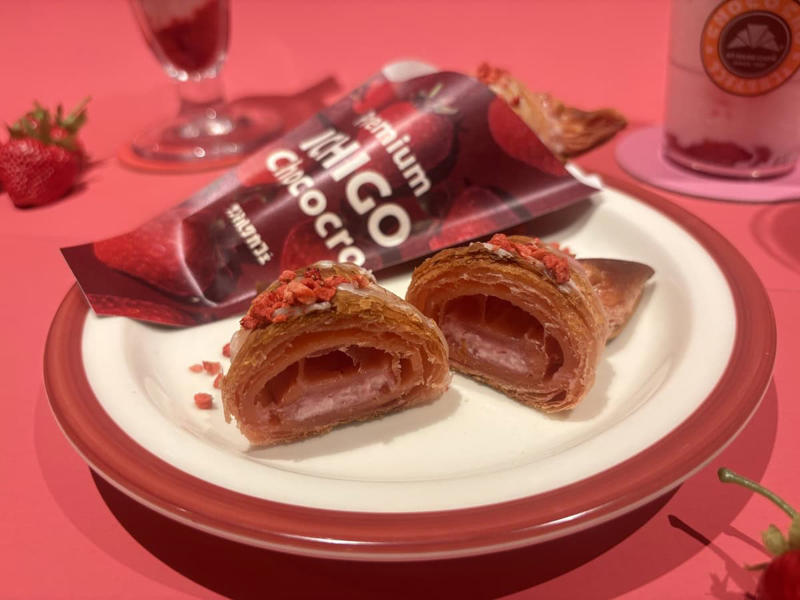 贅沢感たっぷり！ サンマルクカフェの「いちごづくし」な3種を食べ比べ, ①中も外もいちごまみれ！ フェスのような華やかさの「プレミアム ICHIGO チョコクロ」, ②ハーゲンダッツがドドン！ まろやかな甘さが染み渡る「スムージー」, ③最後のひと口まで至福！ サクサク食感のご褒美パフェ, 個人的イチオシは……