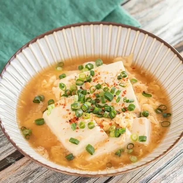 豆腐と卵のあんかけ, 【豆腐で節約！】「秒でできるのに失敗なし」「汁まで飲み干したい」節約食材で作れる簡単なおかずレシピ, ふんわり卵と豆腐のみそ煮込み, 【卵と豆腐があったら毎回作ってる】「めっちゃ温まる！」この冬一番に食べたい簡単煮込みレシピ, ふわとろ卵湯豆腐, 【豆腐と卵があればOK】汁まで飲み干したくなる！究極のふわとろ卵湯豆腐
