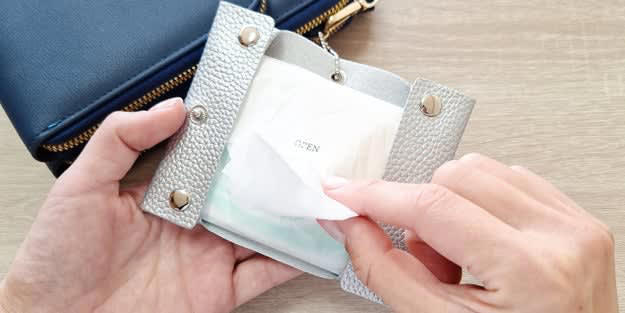 セリアでは、ティッシュを持ち歩きやすくなる「優秀ケース」を販売しています。, ポケットティッシュをたたんで収納できるケース。, 大人も持ちやすい、オシャレなデザイン。, チェーン付きで、バッグにかけられるんです！, 必要なときに、素早く取り出せてありがたい！, バッグチャーム感覚で持ち歩いています。, SNSに、いろんな使い方のレビューが投稿されていました。, お好みで、チェーンを付け替えると良さそう。, 便利なケースといえば、ダイソーの「見せないリール付パスケース（PAS-4）」もおすすめ！, カードを提示するときは、フックを外してカバーを開けるだけ。