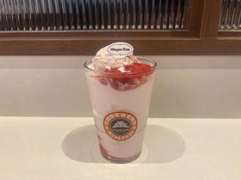 贅沢感たっぷり！ サンマルクカフェの「いちごづくし」な3種を食べ比べ, ①中も外もいちごまみれ！ フェスのような華やかさの「プレミアム ICHIGO チョコクロ」, ②ハーゲンダッツがドドン！ まろやかな甘さが染み渡る「スムージー」, ③最後のひと口まで至福！ サクサク食感のご褒美パフェ, 個人的イチオシは……