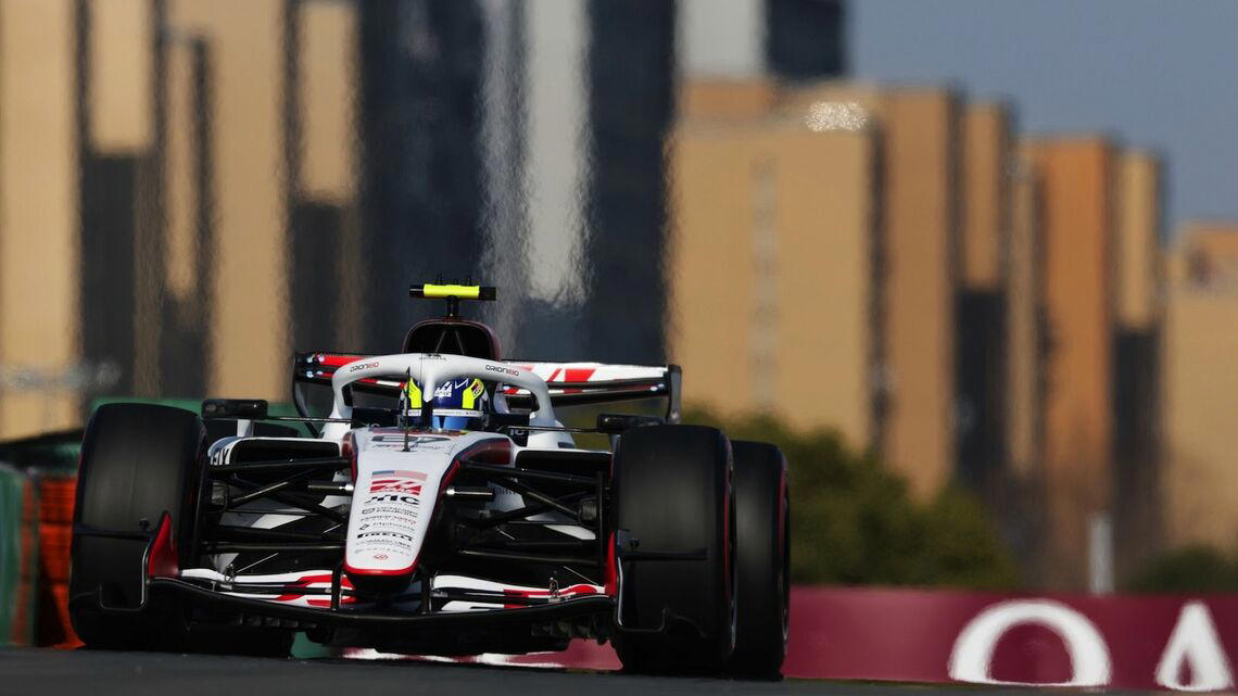 新しいレギュレーションで、序列がリセットされたF1, 第2戦中国が終わってから、レギュレーションが調整される, 今後、レギュレーションの調整が行われる可能性も, ハースが戦う中団勢は、最終的に0.3秒の戦いに, 実は、ダーティエアは昨年よりひどい, どうすれば、小松代表のように世界で戦えるのか, ベテランの苦労人オコンと、若手イケメンのベアマン, 一歩踏み出さないと、目の前にある機会にも気が付かない