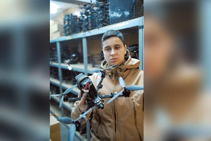＜テクノロジーが戦争の形を変えても、戦争で傷ついた人間を救うのはやはり人間だ＞, 左目に破片を浴びて, あまりに痛ましい火傷姿, 「困った人を助けたい」