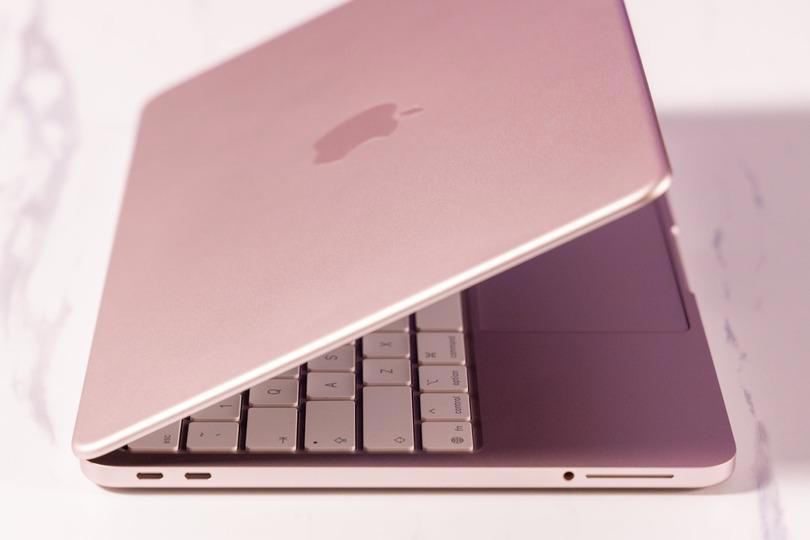 見て触るだけなら他のMacBookと同じ, Macユーザーには見慣れたスクリーン, サウンドも問題なし！, パフォーマンスは想定内, 実際の作業をしてみると…, 充電スピード…おそっ