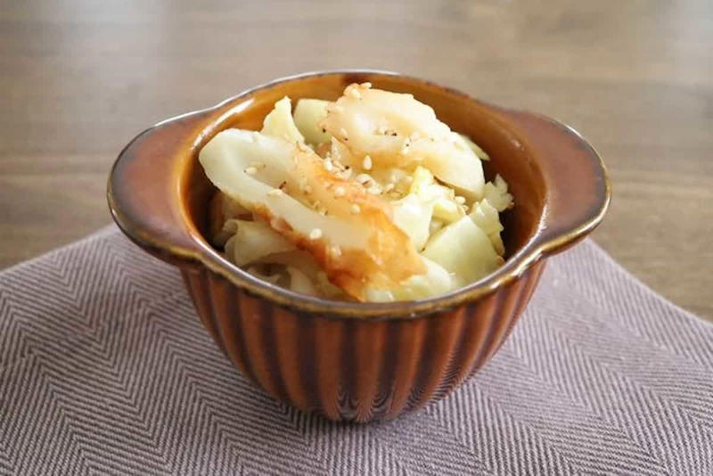 ゆで鶏とキャベツのごまマヨサラダ, キャベツとちくわの中華和え, キャベツとベーコンのレンチン煮, キャベツとツナの和風サラダ