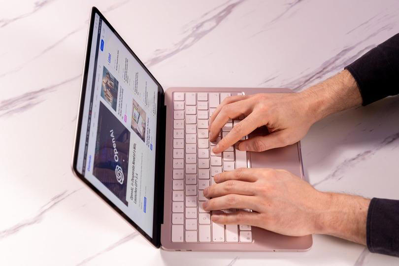 見て触るだけなら他のMacBookと同じ, Macユーザーには見慣れたスクリーン, サウンドも問題なし！, パフォーマンスは想定内, 実際の作業をしてみると…, 充電スピード…おそっ