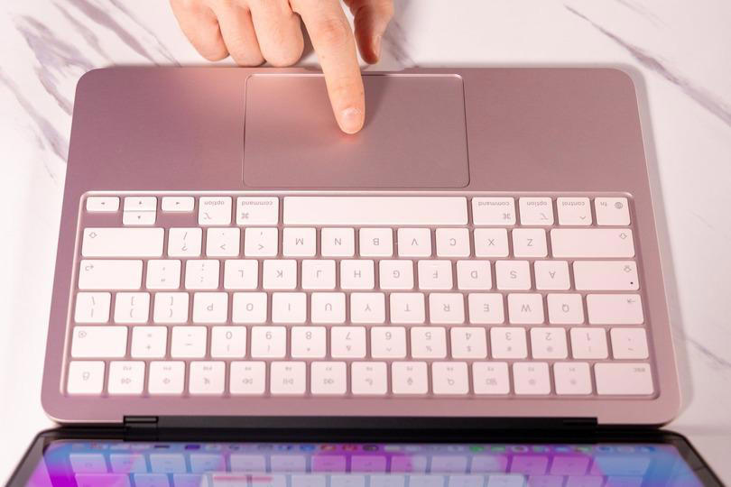 見て触るだけなら他のMacBookと同じ, Macユーザーには見慣れたスクリーン, サウンドも問題なし！, パフォーマンスは想定内, 実際の作業をしてみると…, 充電スピード…おそっ