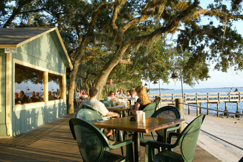 Page’s Okra Grill, The Red Bar, The Fish House Restaurant and Seafood Market, Doc’s Seafood Shack, Malone's, Cap's on the Water, Fleet Landing, Georgia Sea Grill, Biscuit Head