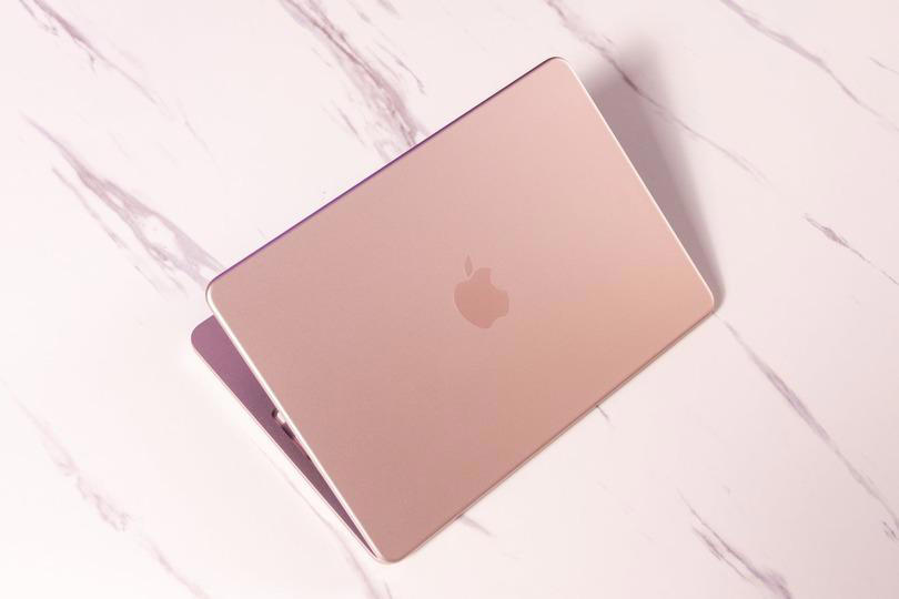 見て触るだけなら他のMacBookと同じ, Macユーザーには見慣れたスクリーン, サウンドも問題なし！, パフォーマンスは想定内, 実際の作業をしてみると…, 充電スピード…おそっ