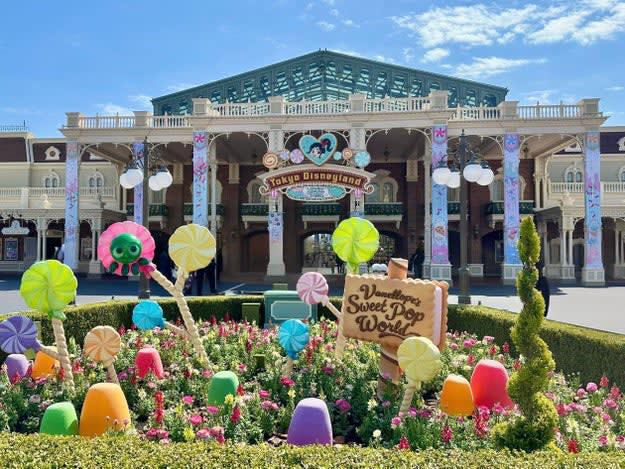 東京ディズニーランドでは、「ヴァネロペのスウィーツ・ポップ・ワールド」を開催中！, なかでも、いちばんの目玉は「パルパルーザ・パルフェ」。, そこでBuzzFeed Kawaii 編集部が一足早く潜入！, 販売している場所は、「アイスクリームコーン」。, 中へ入ると、ショーケースに並んだアイスがお目見え🩵, 「パルパルーザ・パルフェ」（1100円）, 2種類の組み合わせをチョイス。, それでは、いただきます！, ピーチ＆ベリーは甘くてジューシー🍑, マンゴーは爽やかで夏っぽい味🌴, 自分好みにカスタムできるのが楽しい！, 動画でも詳しくレビュー中🍭