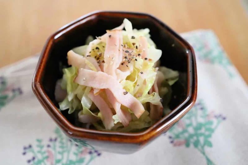 ゆで鶏とキャベツのごまマヨサラダ, キャベツとちくわの中華和え, キャベツとベーコンのレンチン煮, キャベツとツナの和風サラダ