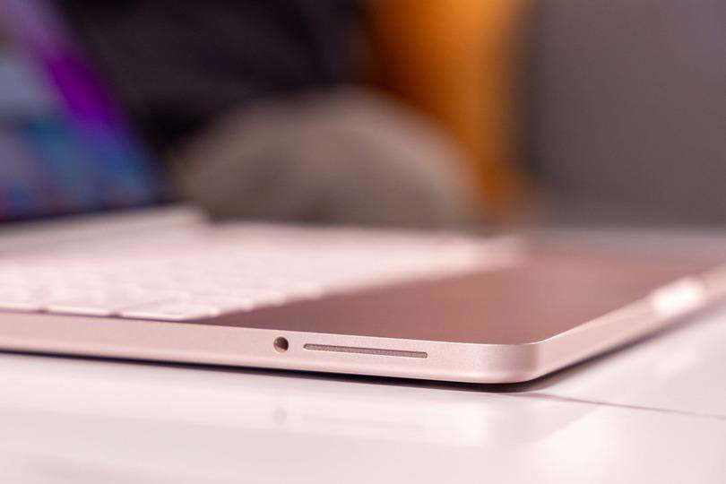 見て触るだけなら他のMacBookと同じ, Macユーザーには見慣れたスクリーン, サウンドも問題なし！, パフォーマンスは想定内, 実際の作業をしてみると…, 充電スピード…おそっ