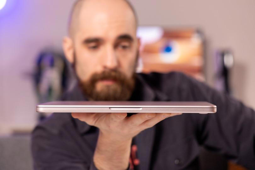 見て触るだけなら他のMacBookと同じ, Macユーザーには見慣れたスクリーン, サウンドも問題なし！, パフォーマンスは想定内, 実際の作業をしてみると…, 充電スピード…おそっ