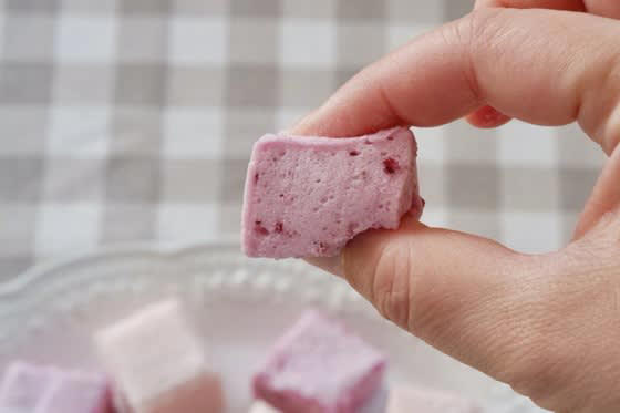 シンプルな材料で意外に簡単「生マシュマロ」作ってみた, ジャムとゼラチンを合わせて、ひたすらミキサーで泡立てる, しゅわっと溶ける不思議なおいしさ, 大きめのボウルがおすすめ, 贈り物にも、自分へのご褒美にも◎