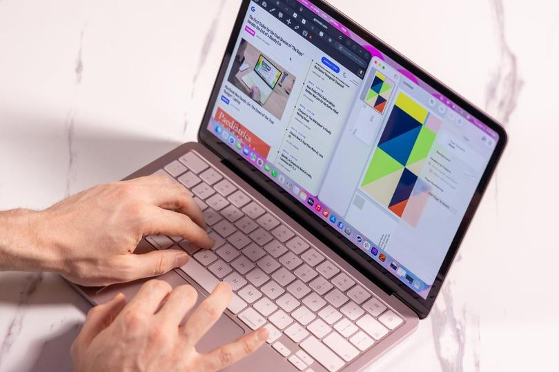 見て触るだけなら他のMacBookと同じ, Macユーザーには見慣れたスクリーン, サウンドも問題なし！, パフォーマンスは想定内, 実際の作業をしてみると…, 充電スピード…おそっ