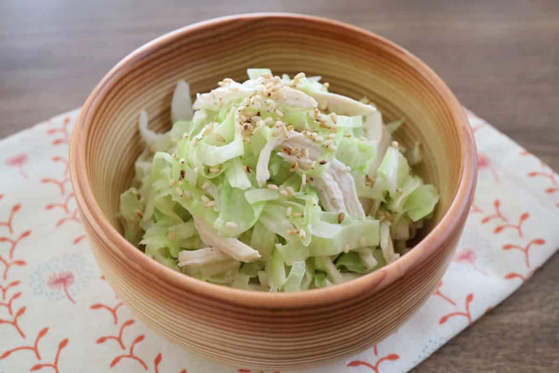 ゆで鶏とキャベツのごまマヨサラダ, キャベツとちくわの中華和え, キャベツとベーコンのレンチン煮, キャベツとツナの和風サラダ