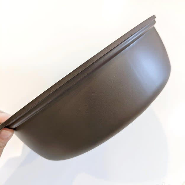 3COINSでは、さまざまな使い方ができる「仕切りつき鍋」を販売中。, 2つの料理を同時に作れる、便利な鍋です。, 土鍋と同じくらいの、大きめサイズの鍋です。, 【使い方①】しゃぶしゃぶ用に使い、2つの味を同時に楽しむ。, 【使い方②】辛さの異なるカレーを同時に作る。, 【使い方③】パスタとソースを同時に調理する。, 2つの味を同時に楽しめる、優秀な鍋でした。, 家事を時短できるアイテムなら、ニトリの 「IH・ガス火 保存もできるホーロー角型鍋（深型 20cm）」もおすすめ。, 水で流すだけで、簡単に汚れが落ちます！