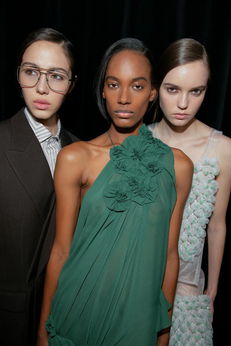Miu Miu: ‘90s Headbands , Chanel: Chrome Accents , Victoria Beckham: After-Party Ponytails , Vivienne Westwood: All That Glitters , Schiaparelli: Lived In, But Elegant, Rabanne: Micro Liner, Chloé: Boho 2.0 , Dior: Jagged Lines , Tom Ford: Velvet Lips , Acne Studios: A Touch Of Green , Saint Laurent: ‘80s Glamour
