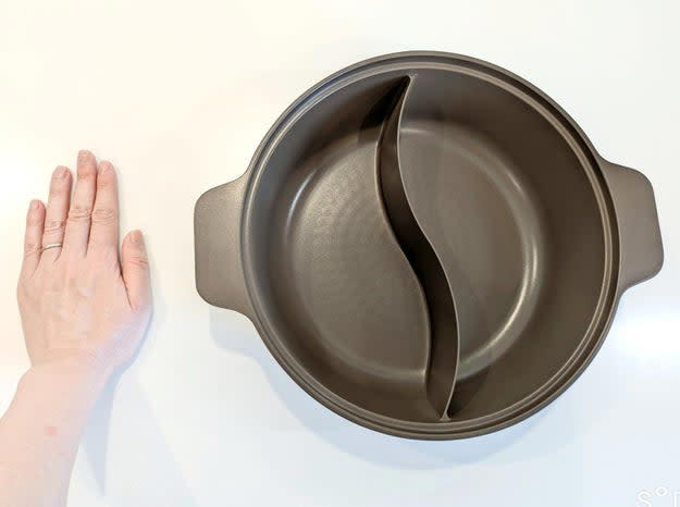 3COINSでは、さまざまな使い方ができる「仕切りつき鍋」を販売中。, 2つの料理を同時に作れる、便利な鍋です。, 土鍋と同じくらいの、大きめサイズの鍋です。, 【使い方①】しゃぶしゃぶ用に使い、2つの味を同時に楽しむ。, 【使い方②】辛さの異なるカレーを同時に作る。, 【使い方③】パスタとソースを同時に調理する。, 2つの味を同時に楽しめる、優秀な鍋でした。, 家事を時短できるアイテムなら、ニトリの 「IH・ガス火 保存もできるホーロー角型鍋（深型 20cm）」もおすすめ。, 水で流すだけで、簡単に汚れが落ちます！