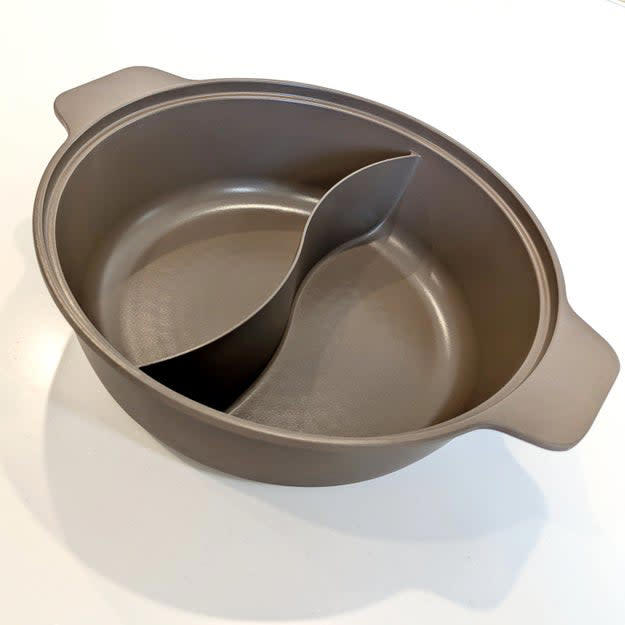 3COINSでは、さまざまな使い方ができる「仕切りつき鍋」を販売中。, 2つの料理を同時に作れる、便利な鍋です。, 土鍋と同じくらいの、大きめサイズの鍋です。, 【使い方①】しゃぶしゃぶ用に使い、2つの味を同時に楽しむ。, 【使い方②】辛さの異なるカレーを同時に作る。, 【使い方③】パスタとソースを同時に調理する。, 2つの味を同時に楽しめる、優秀な鍋でした。, 家事を時短できるアイテムなら、ニトリの 「IH・ガス火 保存もできるホーロー角型鍋（深型 20cm）」もおすすめ。, 水で流すだけで、簡単に汚れが落ちます！