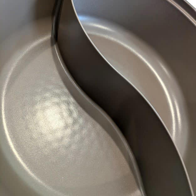 3COINSでは、さまざまな使い方ができる「仕切りつき鍋」を販売中。, 2つの料理を同時に作れる、便利な鍋です。, 土鍋と同じくらいの、大きめサイズの鍋です。, 【使い方①】しゃぶしゃぶ用に使い、2つの味を同時に楽しむ。, 【使い方②】辛さの異なるカレーを同時に作る。, 【使い方③】パスタとソースを同時に調理する。, 2つの味を同時に楽しめる、優秀な鍋でした。, 家事を時短できるアイテムなら、ニトリの 「IH・ガス火 保存もできるホーロー角型鍋（深型 20cm）」もおすすめ。, 水で流すだけで、簡単に汚れが落ちます！