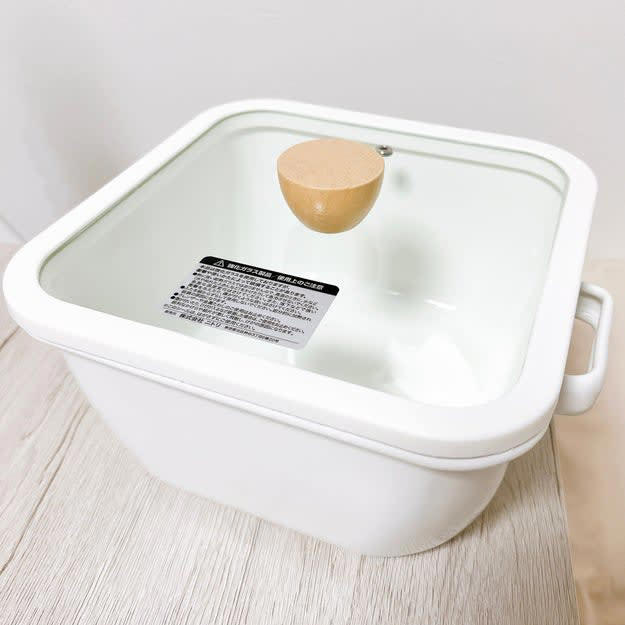 3COINSでは、さまざまな使い方ができる「仕切りつき鍋」を販売中。, 2つの料理を同時に作れる、便利な鍋です。, 土鍋と同じくらいの、大きめサイズの鍋です。, 【使い方①】しゃぶしゃぶ用に使い、2つの味を同時に楽しむ。, 【使い方②】辛さの異なるカレーを同時に作る。, 【使い方③】パスタとソースを同時に調理する。, 2つの味を同時に楽しめる、優秀な鍋でした。, 家事を時短できるアイテムなら、ニトリの 「IH・ガス火 保存もできるホーロー角型鍋（深型 20cm）」もおすすめ。, 水で流すだけで、簡単に汚れが落ちます！