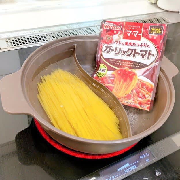 3COINSでは、さまざまな使い方ができる「仕切りつき鍋」を販売中。, 2つの料理を同時に作れる、便利な鍋です。, 土鍋と同じくらいの、大きめサイズの鍋です。, 【使い方①】しゃぶしゃぶ用に使い、2つの味を同時に楽しむ。, 【使い方②】辛さの異なるカレーを同時に作る。, 【使い方③】パスタとソースを同時に調理する。, 2つの味を同時に楽しめる、優秀な鍋でした。, 家事を時短できるアイテムなら、ニトリの 「IH・ガス火 保存もできるホーロー角型鍋（深型 20cm）」もおすすめ。, 水で流すだけで、簡単に汚れが落ちます！