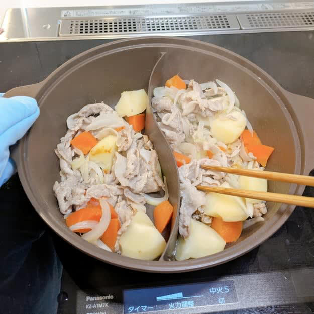 3COINSでは、さまざまな使い方ができる「仕切りつき鍋」を販売中。, 2つの料理を同時に作れる、便利な鍋です。, 土鍋と同じくらいの、大きめサイズの鍋です。, 【使い方①】しゃぶしゃぶ用に使い、2つの味を同時に楽しむ。, 【使い方②】辛さの異なるカレーを同時に作る。, 【使い方③】パスタとソースを同時に調理する。, 2つの味を同時に楽しめる、優秀な鍋でした。, 家事を時短できるアイテムなら、ニトリの 「IH・ガス火 保存もできるホーロー角型鍋（深型 20cm）」もおすすめ。, 水で流すだけで、簡単に汚れが落ちます！