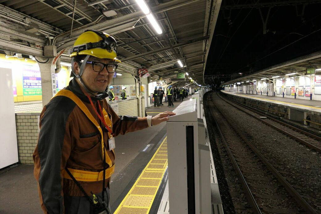 一夜にしてホームに出現, 深夜に走る“回送列車”, 知らないうちに進む基礎の工事, 「縁の下」で支える製品も, 設置までの長い準備期間