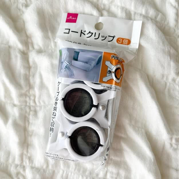 無印良品では、家中あちこちで使える便利グッズを販売中です。, カラーリングがおしゃれで気分が上がります。, ロック付きで使い勝手ばつぐん！, 慣れると簡単に使えて便利ですよ。, 伸縮性ばつぐんで、使いやすいです！, 家中で活躍するから、あと3セットくらいほしい！, ダイソーの「コードクリップ（3個）」も便利です。, 家中にあるコードに活用できてありがたい！