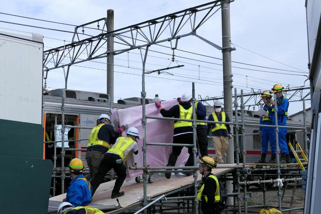 一夜にしてホームに出現, 深夜に走る“回送列車”, 知らないうちに進む基礎の工事, 「縁の下」で支える製品も, 設置までの長い準備期間