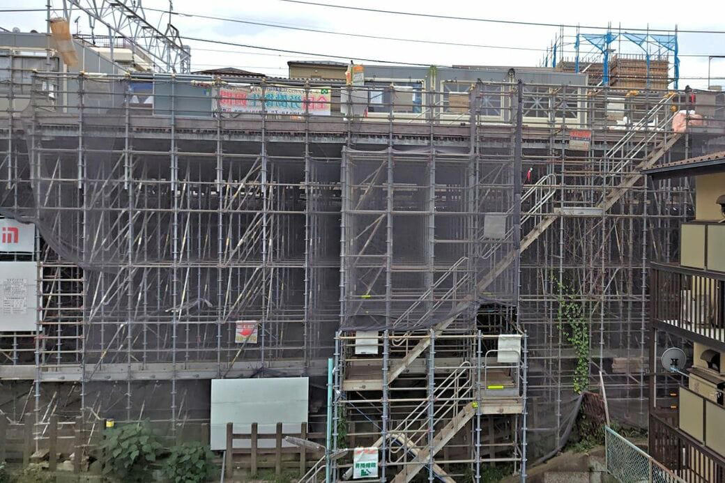 一夜にしてホームに出現, 深夜に走る“回送列車”, 知らないうちに進む基礎の工事, 「縁の下」で支える製品も, 設置までの長い準備期間