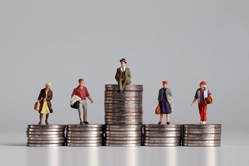 年金受給者向けの公的支援制度2選, 年金生活者支援給付金, 働くシニア向けの公的支援制度3選, 高年齢求職者給付金, 高年齢雇用継続給付, 2026年4月スタート「在職老齢年金制度」が改正されます, 在職老齢年金とは？, 支給停止の基準額が大幅に引き上げられる, 利用できる制度がないか確認を