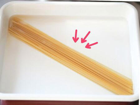 そもそも「水漬けパスタ」とは？, 革命的裏ワザ「水漬けパスタ」の作り方, ゆで上がりはどんな感じ？, どっちがおいしい？食べ比べてみた！, 長期保存も可能。作りおきにもおすすめです
