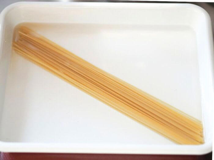 そもそも「水漬けパスタ」とは？, 革命的裏ワザ「水漬けパスタ」の作り方, ゆで上がりはどんな感じ？, どっちがおいしい？食べ比べてみた！, 長期保存も可能。作りおきにもおすすめです