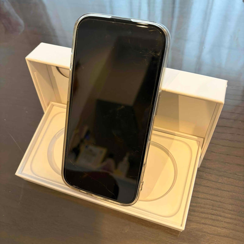 iPhoneの空ケース、使えるかも？, 空ケースがスマホスタンドに!?, 置き方や組み合わせ方で調整可能, ちょっと置きたいときに試してみては？