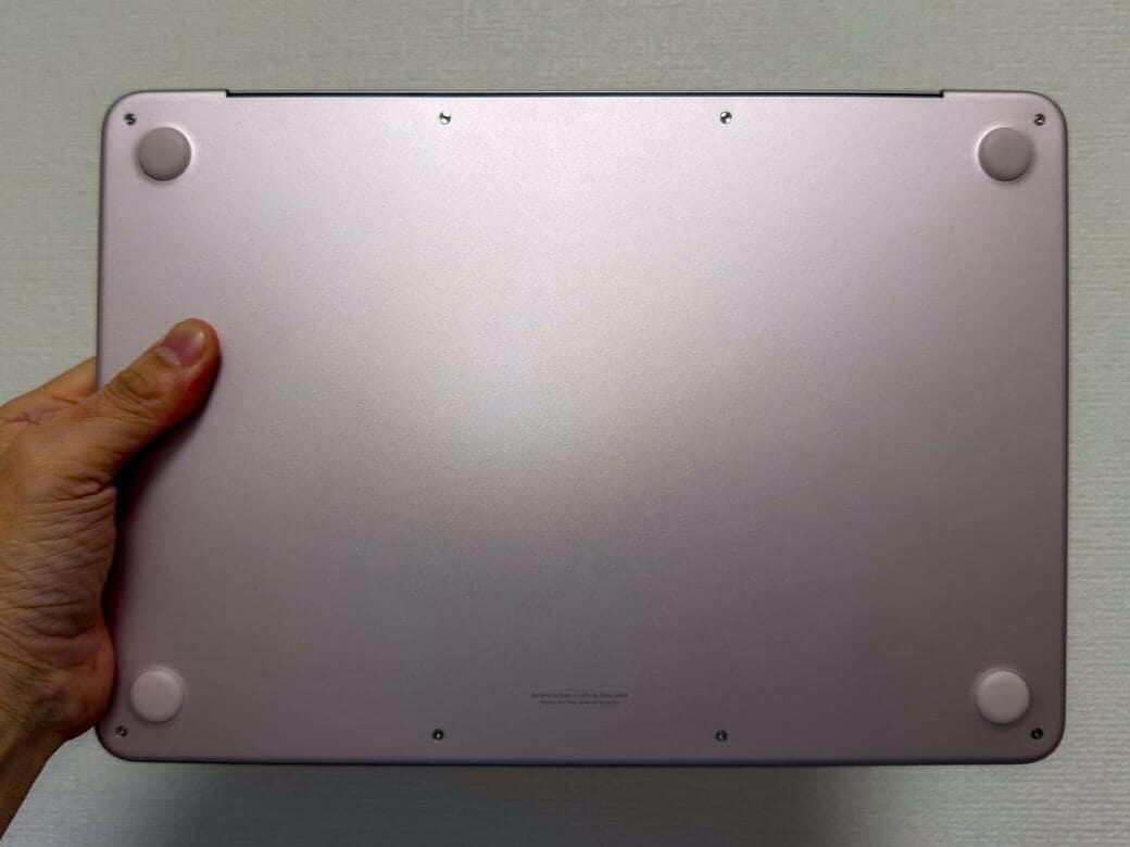 キーボードからゴム足までカラバリを徹底, 低価格なのに「色にこだわる」特殊さ, 学生向けの格安モデルを「アップルファンの入り口に」, iPhoneのプロセッサーでMacを作って安価に