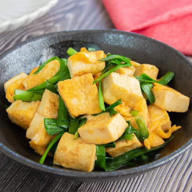 くるくるニラ焼き, 【ニラを買ったらコレにして】餃子の皮で作る！くるくるニラ焼き｜簡単節約おかず, ニラと玉ねぎのチヂミ, 【ニラを1束使い切り！】10分で完成！ニラと玉ねぎのおいしさが詰まったチヂミレシピ, 豆腐とニラの卵炒め, 【豆腐でコスパ抜群】節約したい時にもおすすめ！豆腐とニラの卵炒めレシピ