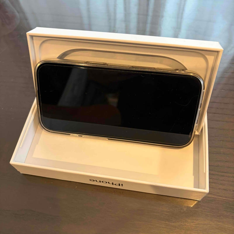 iPhoneの空ケース、使えるかも？, 空ケースがスマホスタンドに!?, 置き方や組み合わせ方で調整可能, ちょっと置きたいときに試してみては？
