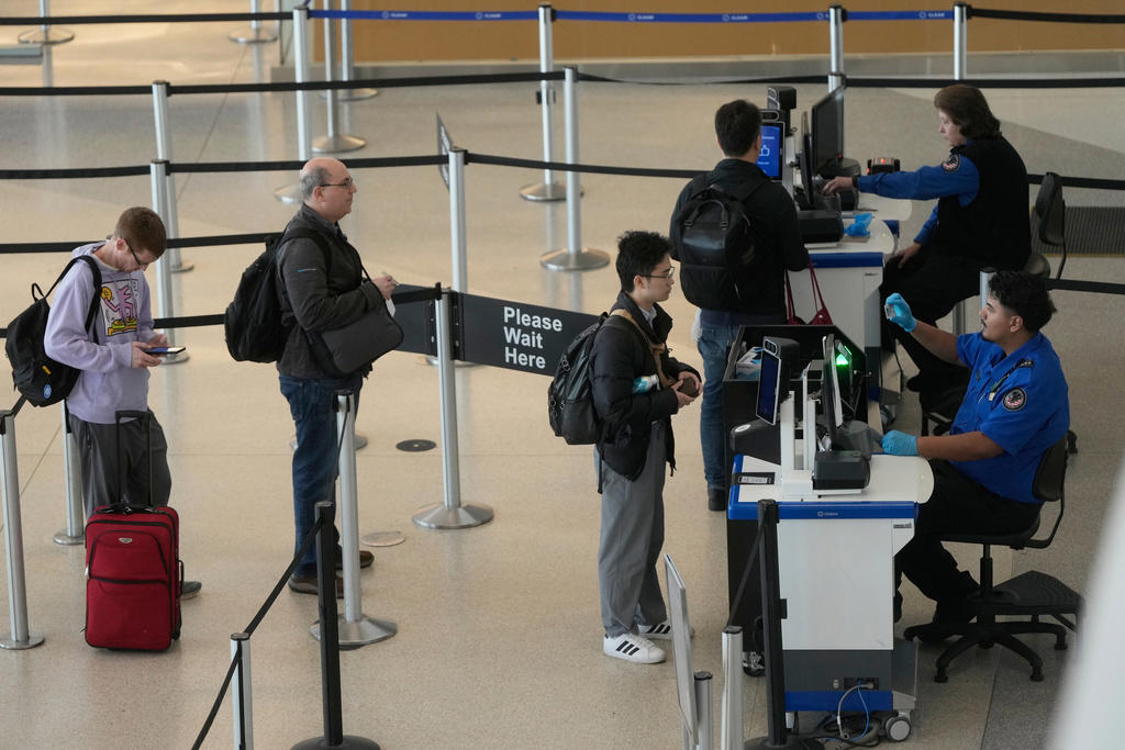 How the program works, San Francisco's airport is a ‘litmus test’, Why TSA's union opposes the private model, An unintended benefit of outsourcing screeners