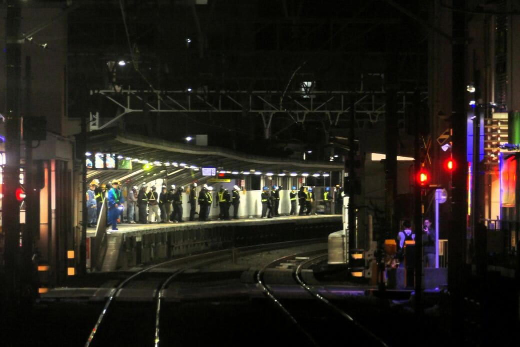 一夜にしてホームに出現, 深夜に走る“回送列車”, 知らないうちに進む基礎の工事, 「縁の下」で支える製品も, 設置までの長い準備期間
