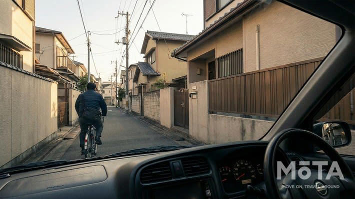今までと何が変わるのか？ 「なんとなく」に初めて罰則がついた, これまでの法律は「できる限り安全に」という努力義務だった, なぜ今このルールが生まれたのか？ 「風圧」と「ふらつき」の対策, 追い越し時の間隔は1.5m必要？ 速度との組み合わせで判断する新基準, 1.5mは「絶対」ではなく「目安」, 「認識しているか否か」で変わる目安距離, 「間隔・速度・待機」の3択構造が法律上の正解, 自転車側にも新たな義務が課される, 「この場面、どうする？」自転車追い越し時の判断に迷うケース別対処法, ケース（1）狭い道で対向車がいる場合, ケース（2）自転車が道の真ん中を走っていて寄ってくれない場合, ケース（3）後続のクルマが詰まって渋滞してきた場合, ケース（4）対向してくる自転車とのすれ違う場合, 罰則はどうなる？ いつから対象になる？, 行政処分（反則金＋違反点数）, 刑事罰（より重大な違反）, 経過措置はなし！ 2026年4月1日から即適用, 自転車への青切符導入で追い越しがしやすくなる？ ドライバーへの影響, 青切符導入で「ルールを守る自転車」が増える, 「左端に寄る自転車」が標準になる, トラブルを回避！ 今日から変えたい4つの運転習慣, 自転車を見たら「抜けるか否か」を意識的に判断する, 間隔が取れないときは迷わず「減速か待機」を選ぶ, 自転車が左に寄ってきたら「追い越しのサイン」として活用する, ドライブレコーダーを常時録画しておく, まとめ：自転車の追い越しルール改正で押さえるべき5つのポイント