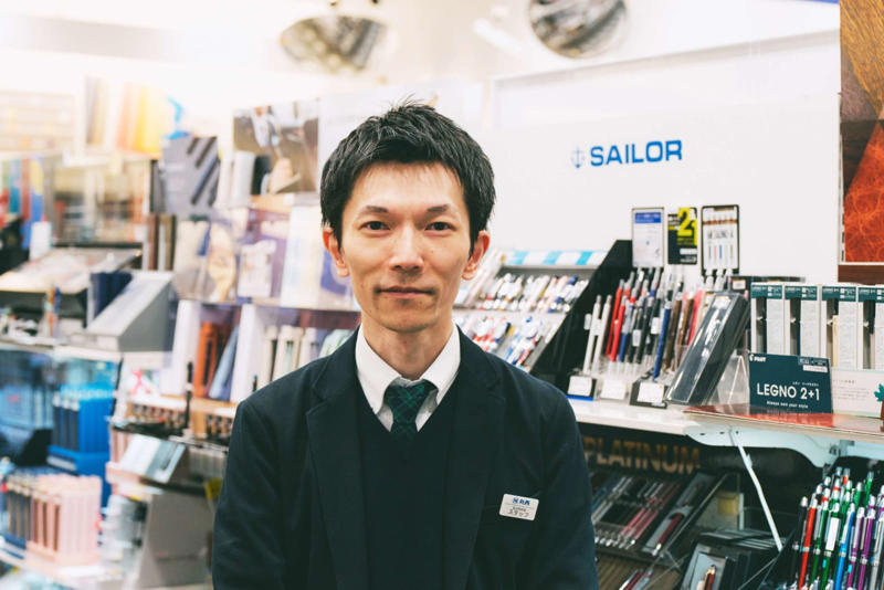 【アイテム1】“消せるボールペン”を大人仕様に。静音ノックで使い心地も上質, 【アイテム2】売れ筋ピカイチ。油性ボールペンの王者といえばこれ, 【アイテム3】所有する満足感まで設計された真鍮ボディの筆記具, 【アイテム4】繰り返し使えてサステナブル。胸ポケットサイズのデジタルメモパッド, 【アイテム5】手のひらサイズに進化。ノマドワーカーに人気の超小型ノートPCスタンド, 【アイテム6】紙の質が段違い。書き心地で選ばれる「ニーモシネ」