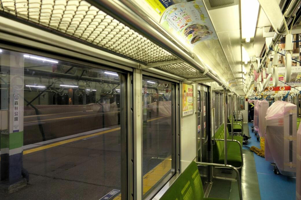 一夜にしてホームに出現, 深夜に走る“回送列車”, 知らないうちに進む基礎の工事, 「縁の下」で支える製品も, 設置までの長い準備期間